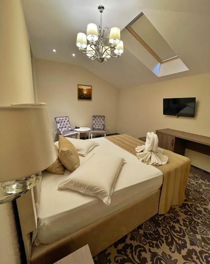J'Adore Boutique Hotel Лугож Экстерьер фото