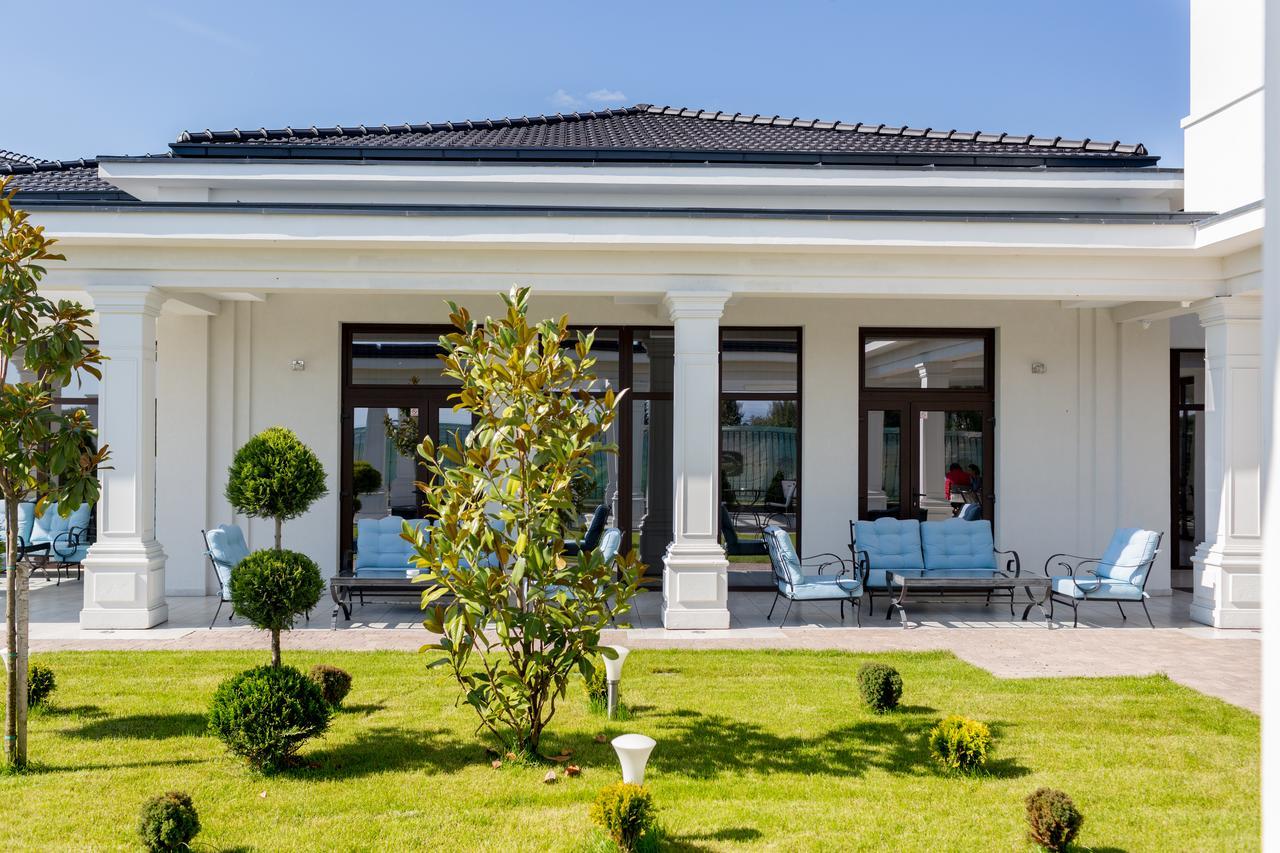 J'Adore Boutique Hotel Лугож Экстерьер фото