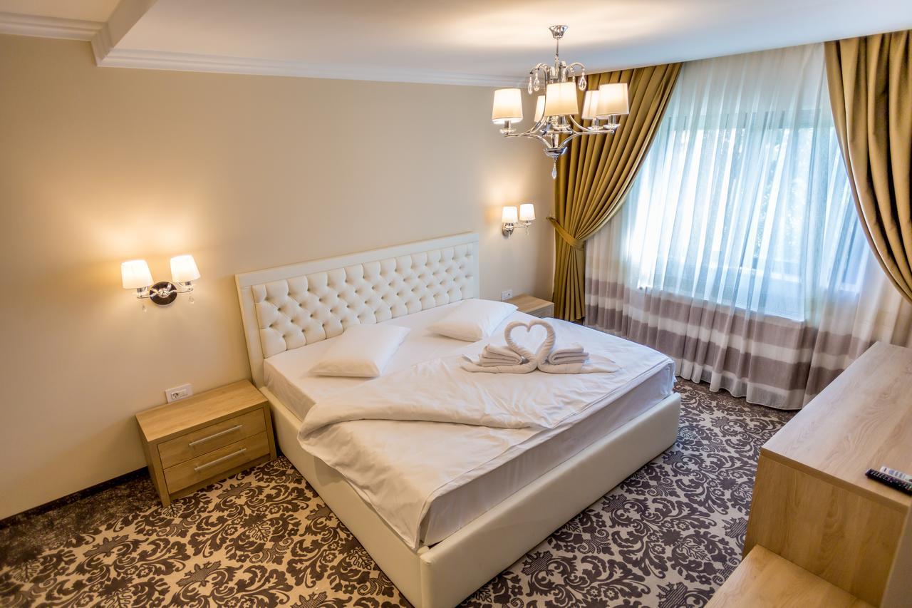 J'Adore Boutique Hotel Лугож Экстерьер фото