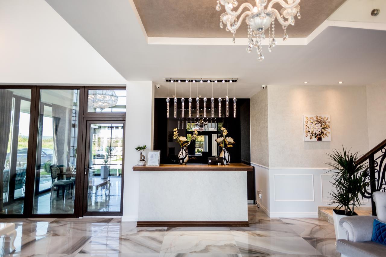 J'Adore Boutique Hotel Лугож Экстерьер фото