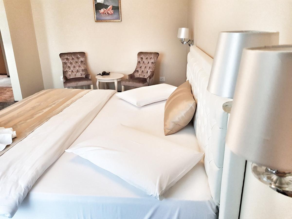 J'Adore Boutique Hotel Лугож Экстерьер фото