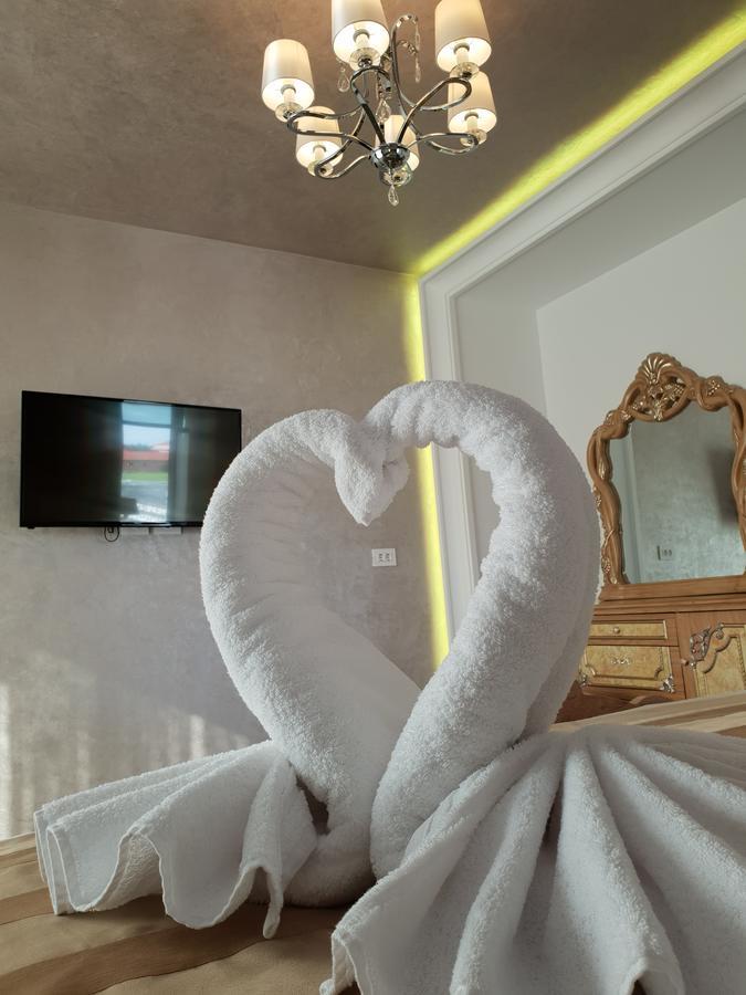 J'Adore Boutique Hotel Лугож Экстерьер фото