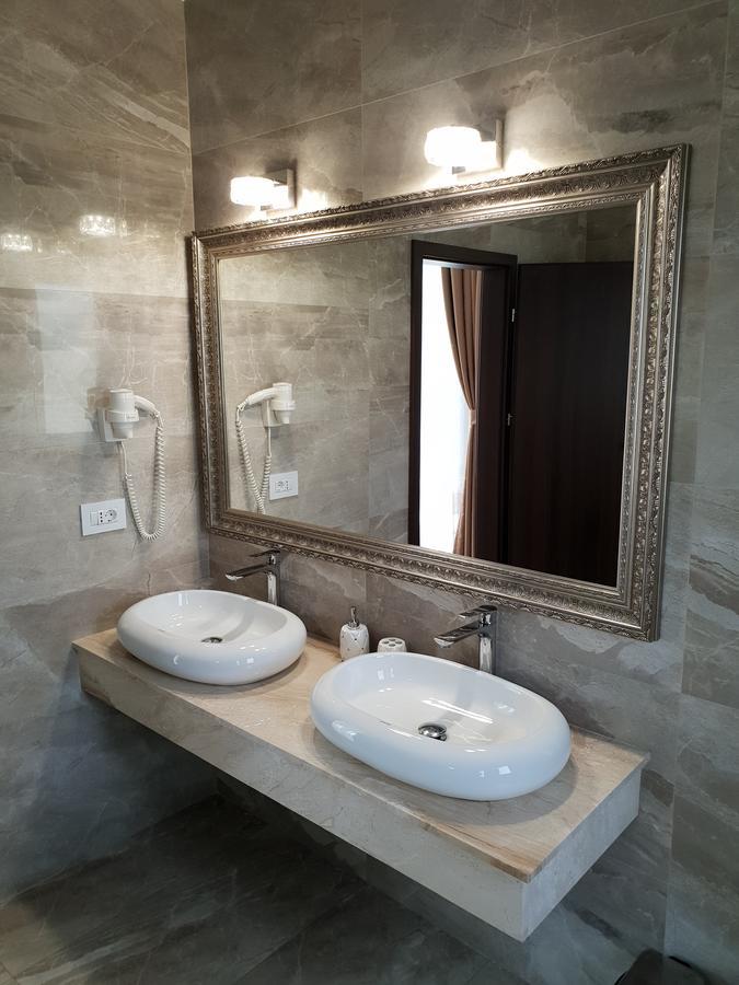 J'Adore Boutique Hotel Лугож Экстерьер фото